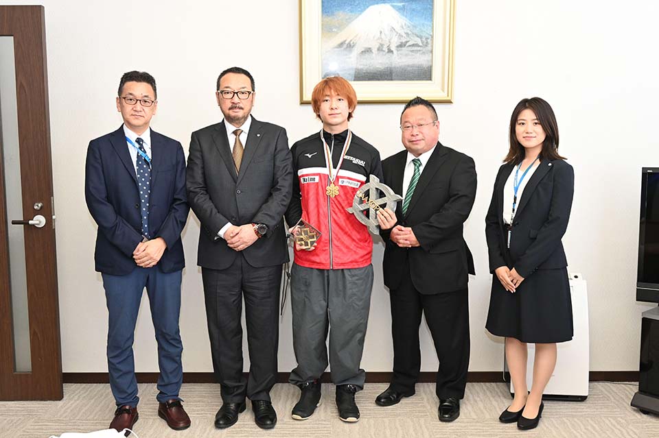 学友会スキー部(スノーボード)に所属する戸塚優斗選手が理事長・学長に活動報告をしました！_02