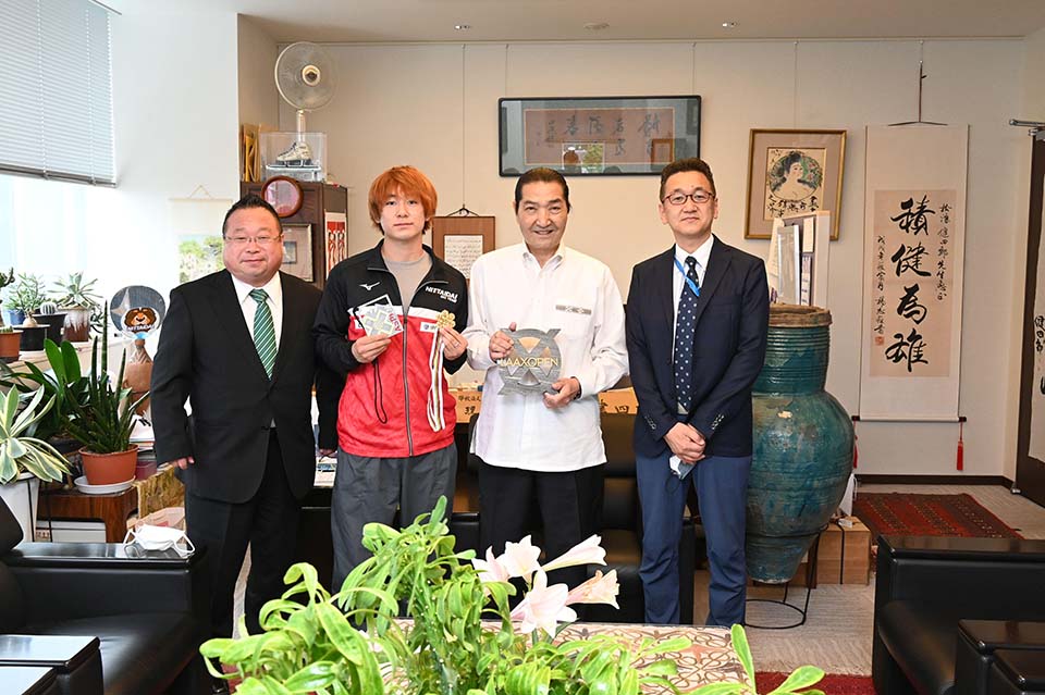 学友会スキー部(スノーボード)に所属する戸塚優斗選手が理事長・学長に活動報告をしました！_01