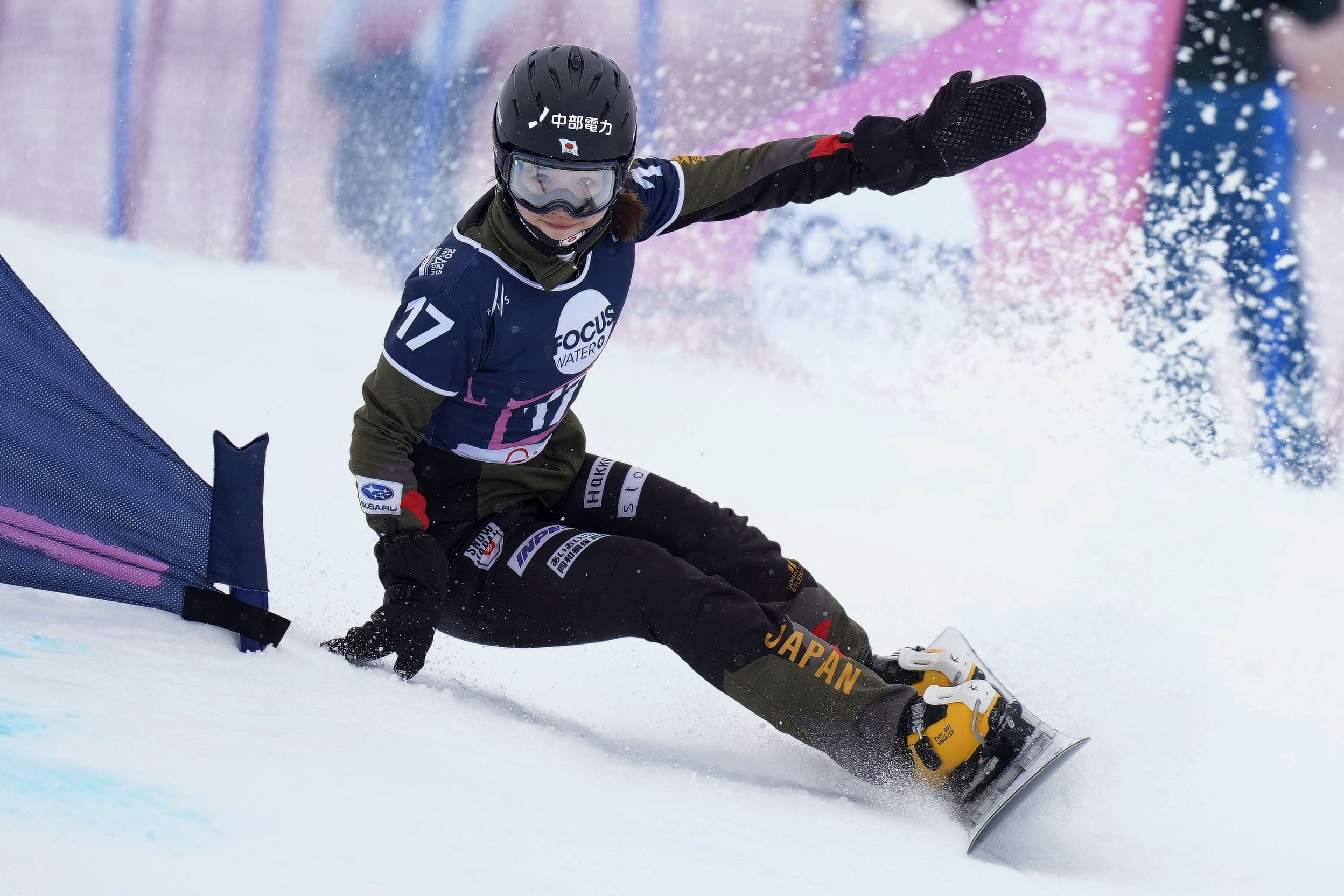 滑走する三木つばき スノボ世界選手権 　女子パラレル回転予選　滑走する三木つばき＝サンモリッツ（共同）