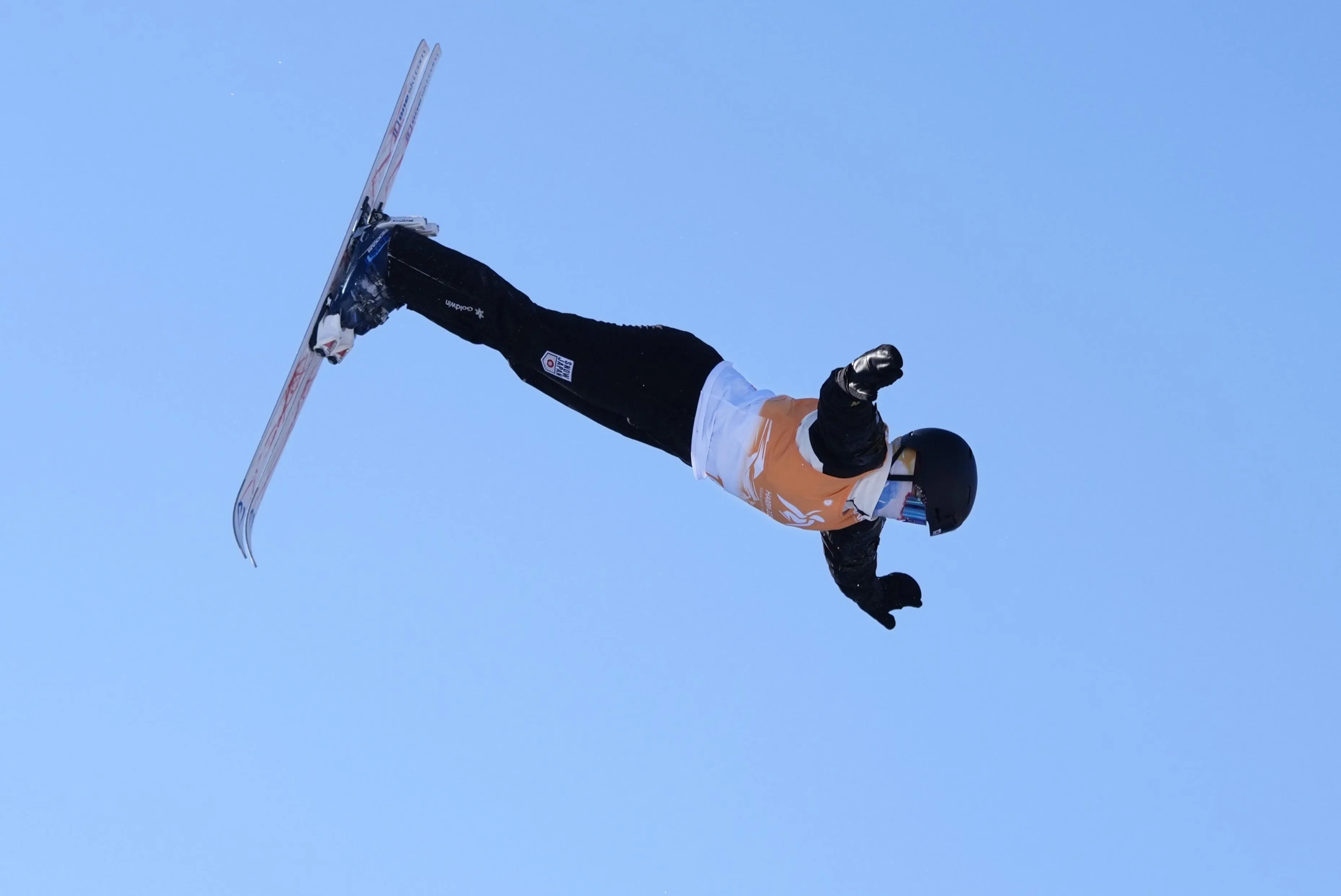 五十嵐瑠奈__フリースタイルスキー 　混合団体エアリアル　エアを決める五十嵐瑠奈＝ヤブリ（共同） (1)