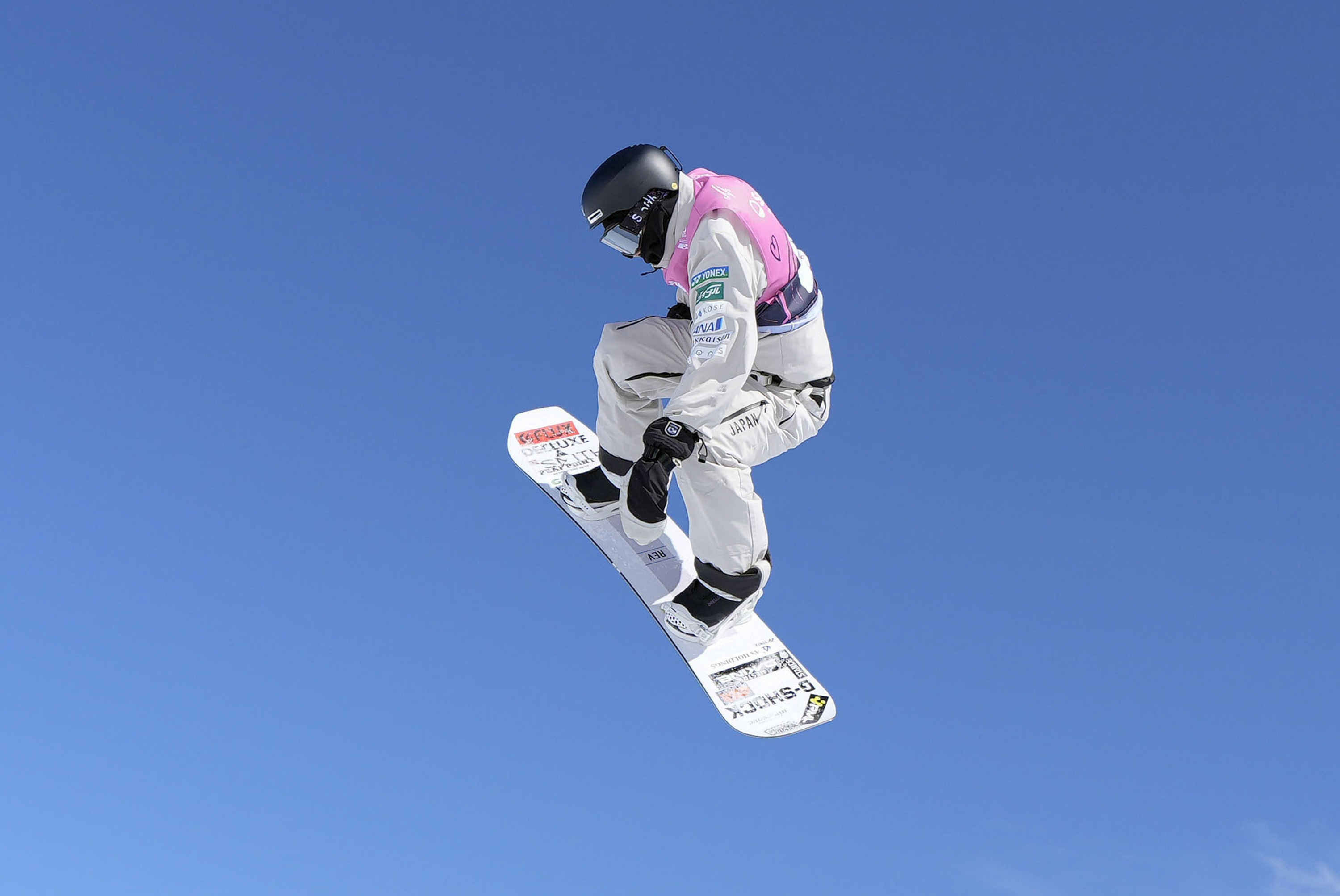 エアを決める戸塚 ２大会ぶり世界一へ好調 　スノーボード世界選手権の男子ハーフパイプ予選でエアを決める戸塚優斗＝２７日、サンモリッツ（共同）のコピー
